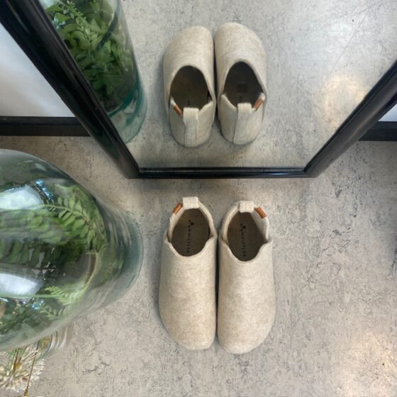 Beige filttofflor med högt skaft