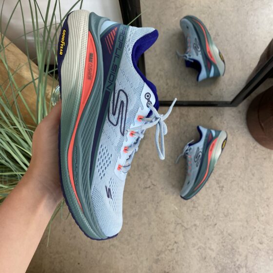 MaxCushion sko från Skechers med ventilerbart tyg
