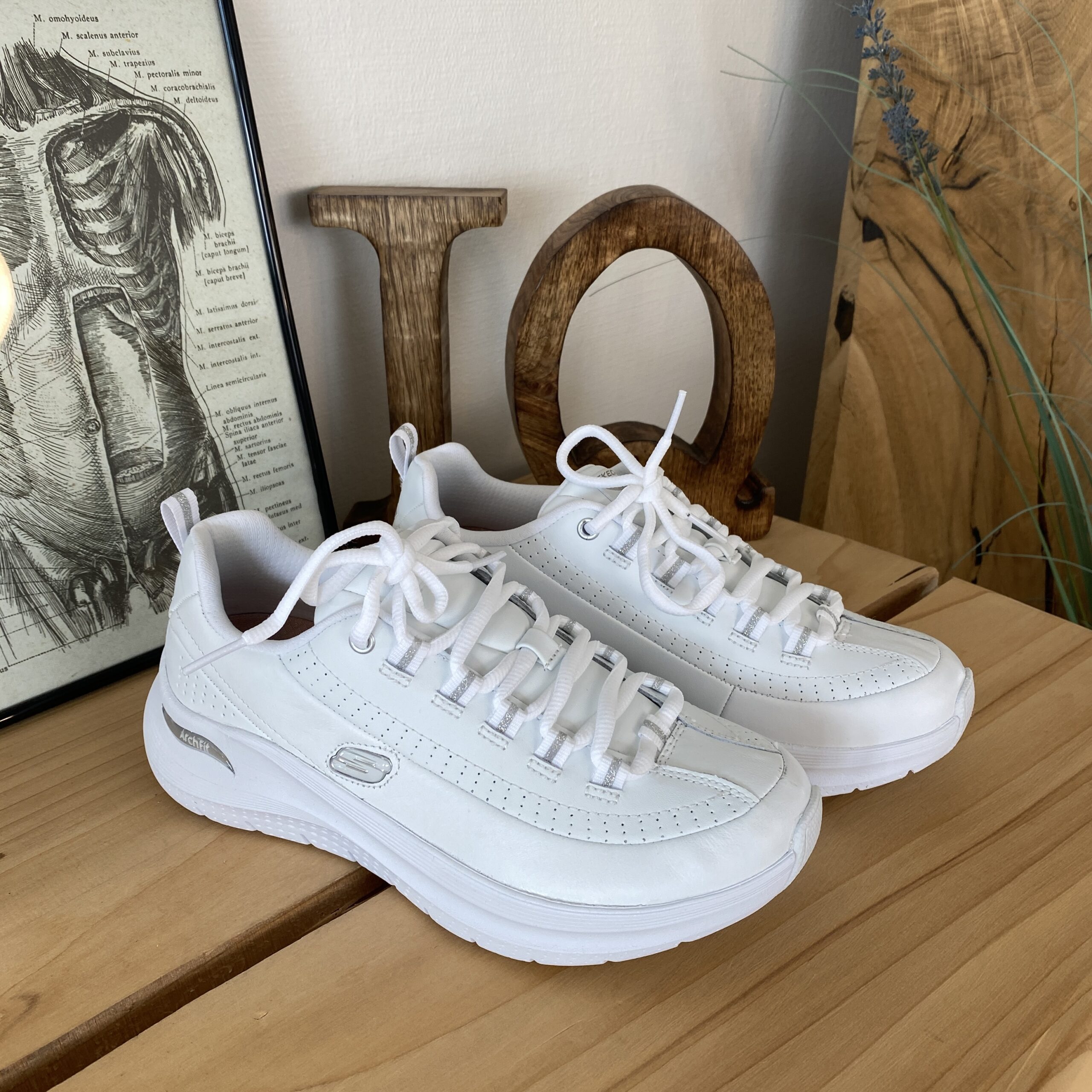 Vita Skechers med slät läderyta