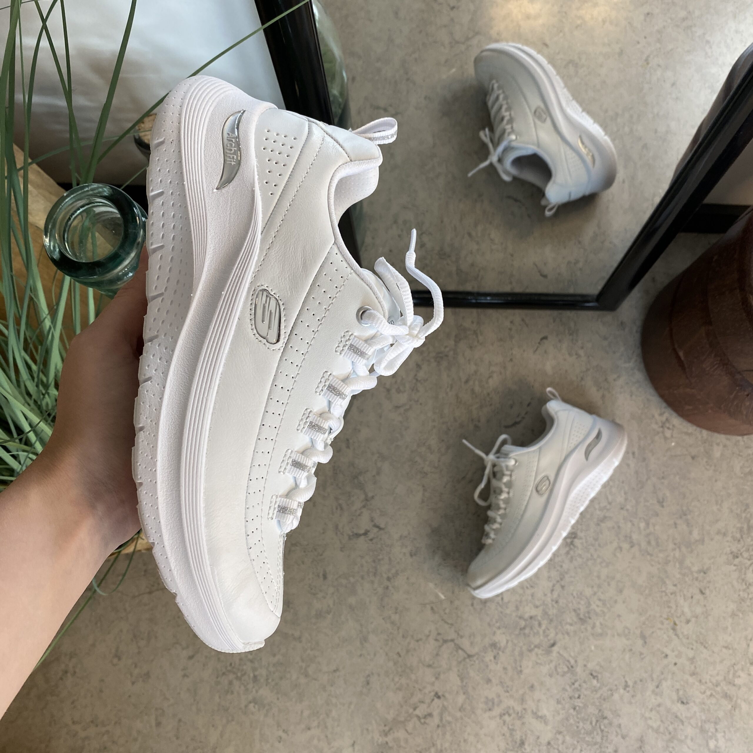 Vita Skechers med slät läderyta