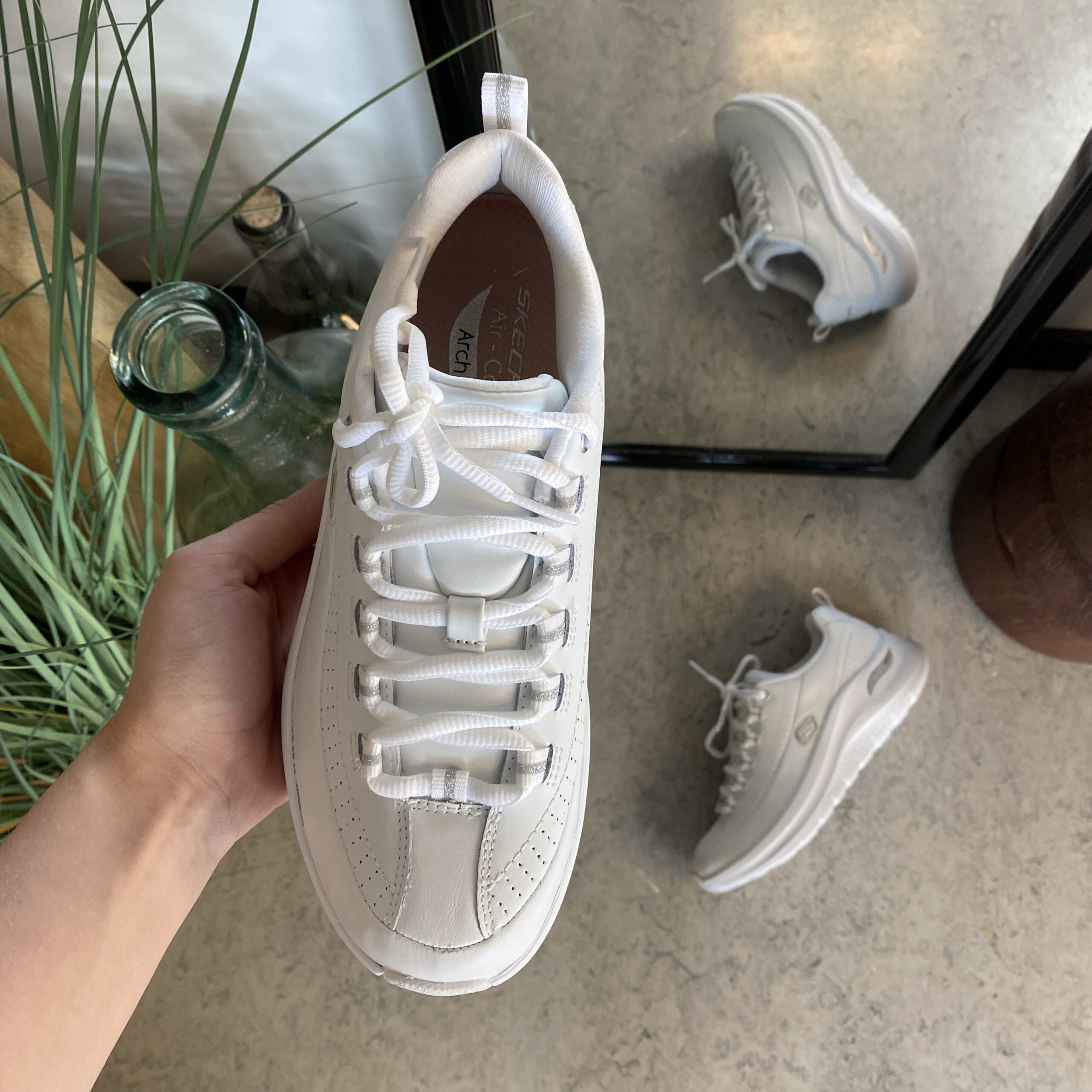 Vita Skechers med slät läderyta