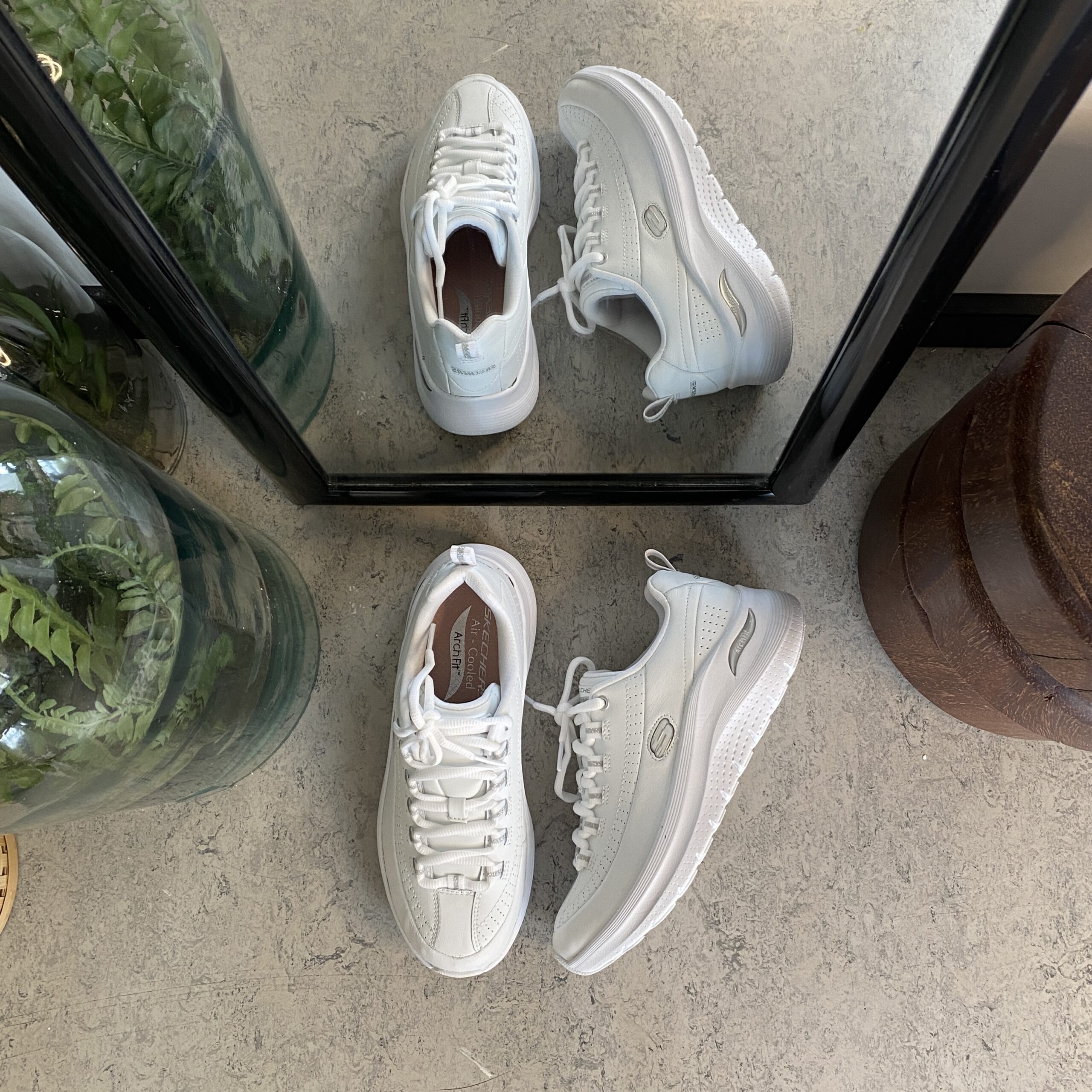 Vita Skechers med slät läderyta