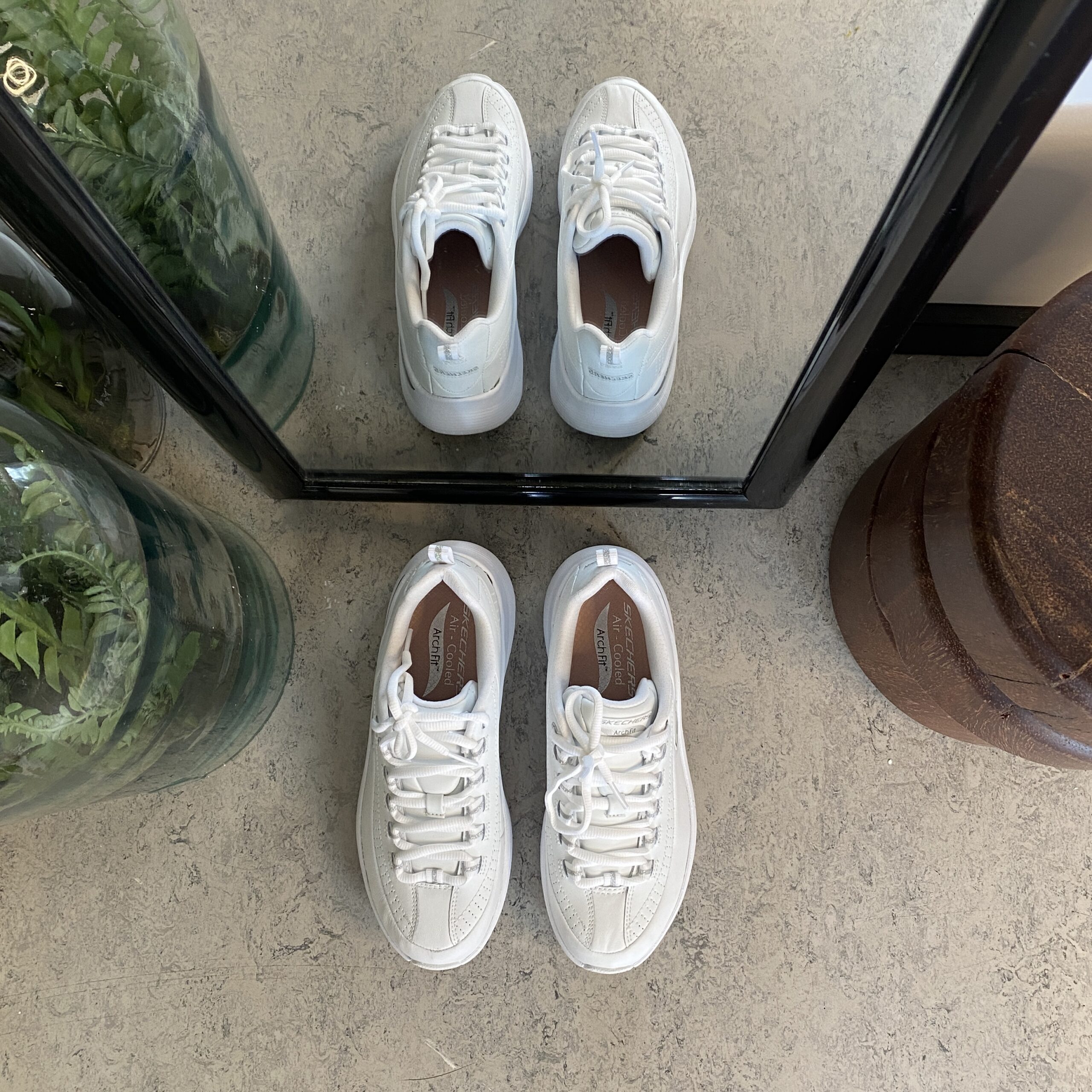 Vita Skechers med slät läderyta