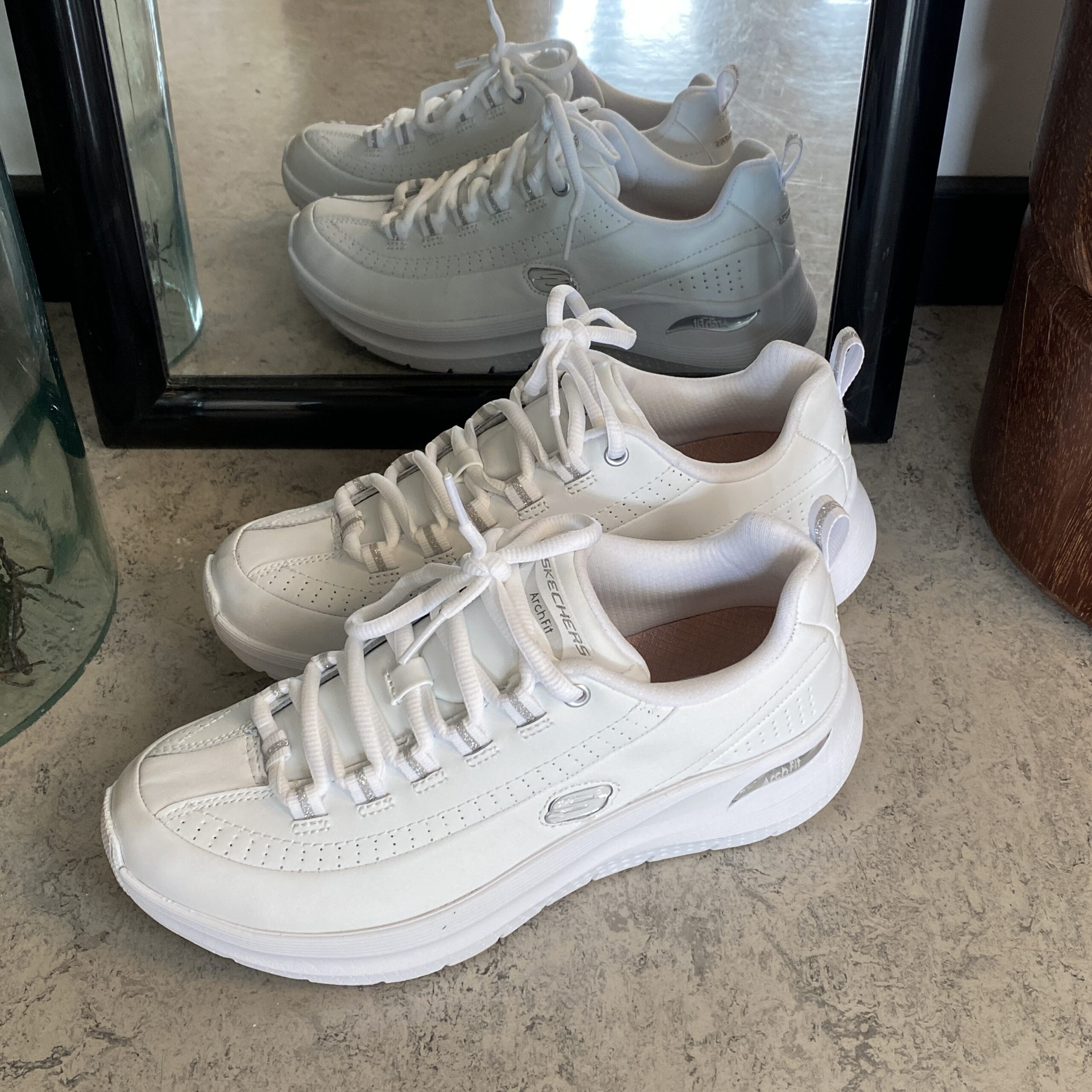 Vita Skechers med slät läderyta