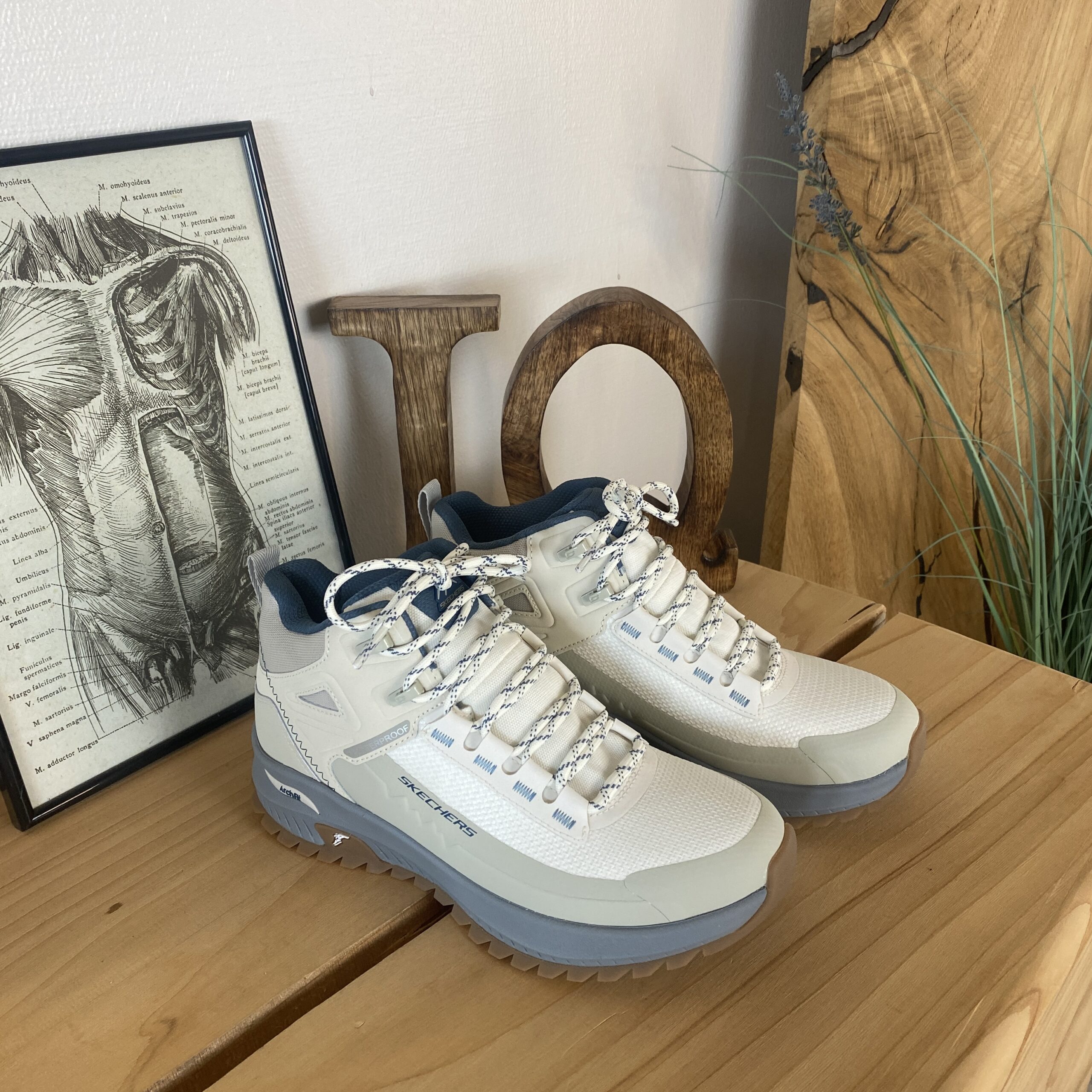 Vattentät känga från Skechers med bra hålfotsstöd.