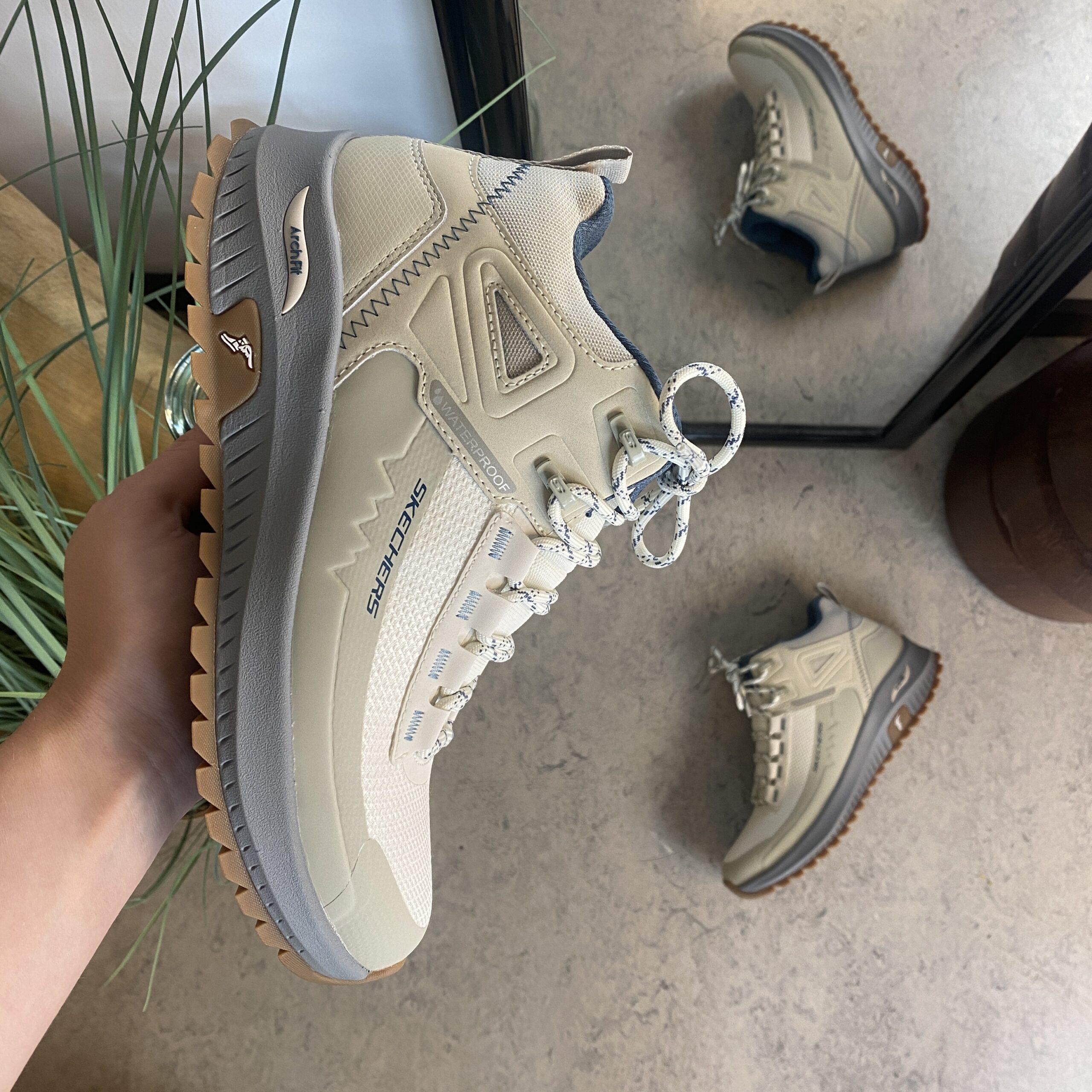 Vattentät känga från Skechers med bra hålfotsstöd.