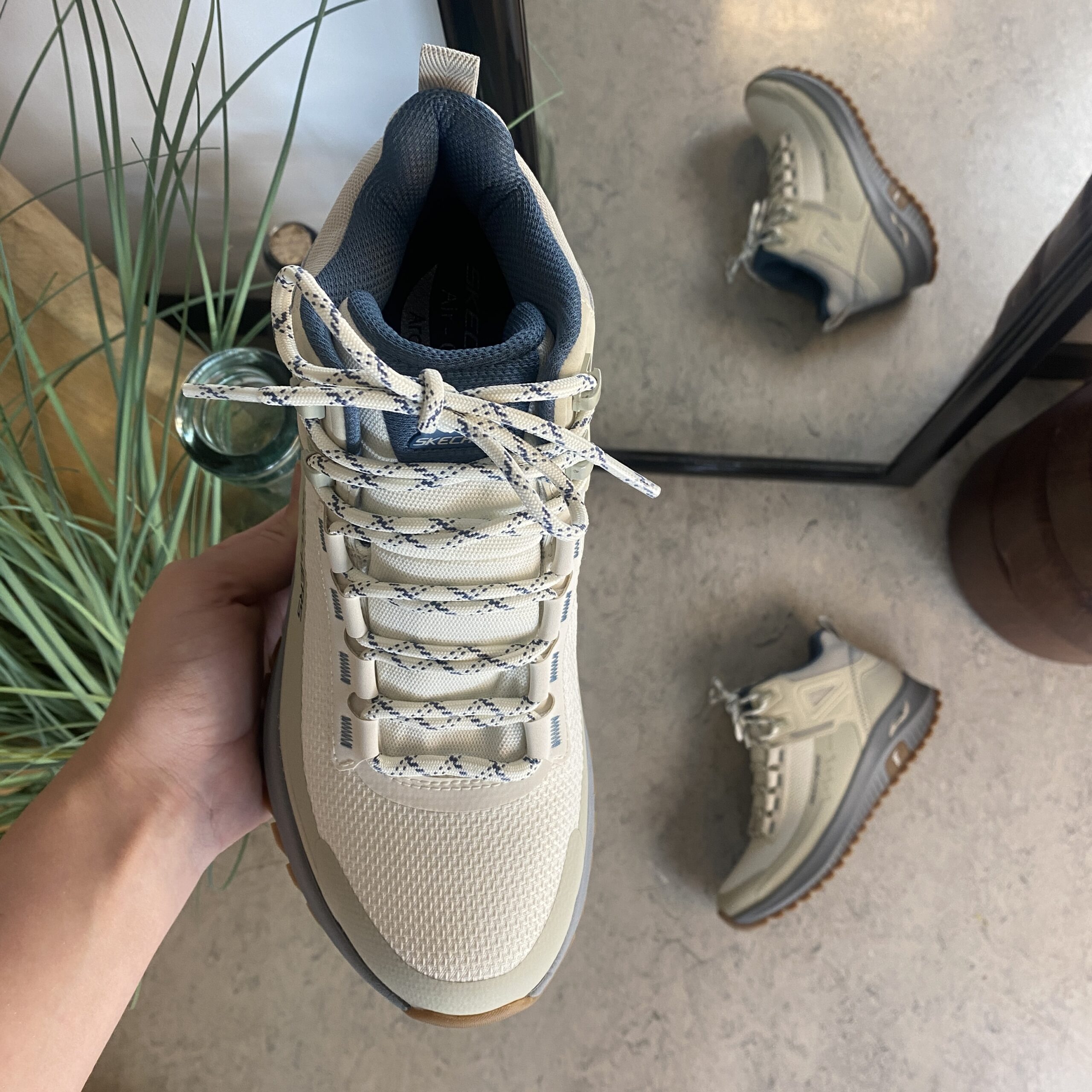 Vattentät känga från Skechers med bra hålfotsstöd.