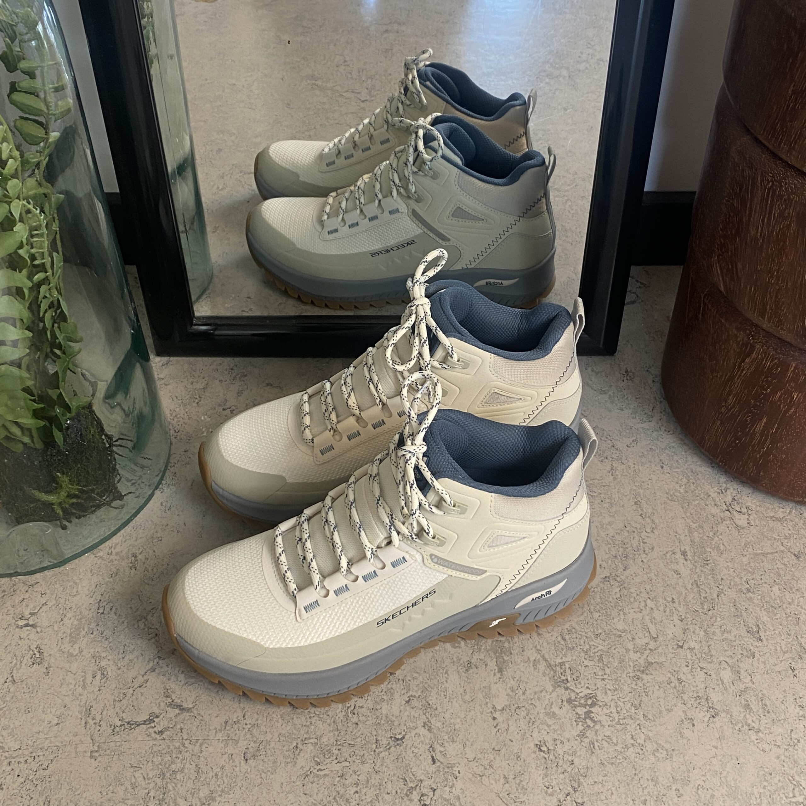 Vattentät känga från Skechers med bra hålfotsstöd.