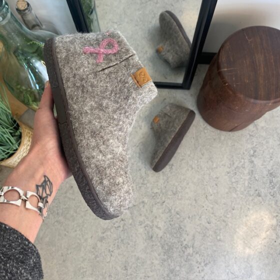 Green Comfort ulltofflor med rågummisula och Rosa banden-logo