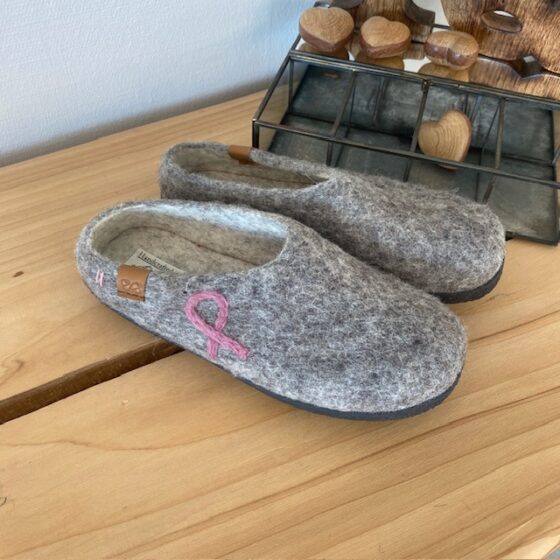 Grön Comfort ulltofflor med rågummisula och Rosa banden logo