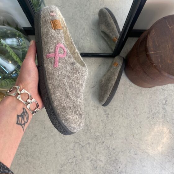 Grön Comfort ulltofflor med rågummisula och Rosa banden logo