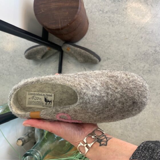 Grön Comfort ulltofflor med rågummisula och Rosa banden logo