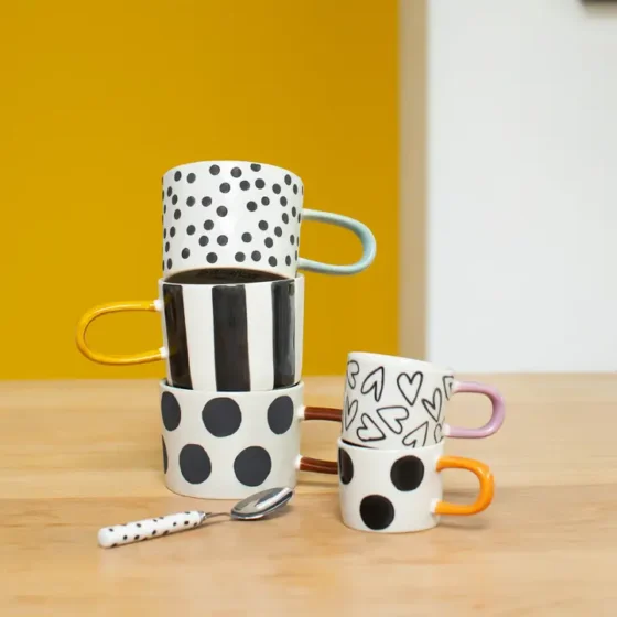 Caroline Gardner Mono Ditsy Spot mugg – handmålat stengods med prickigt design