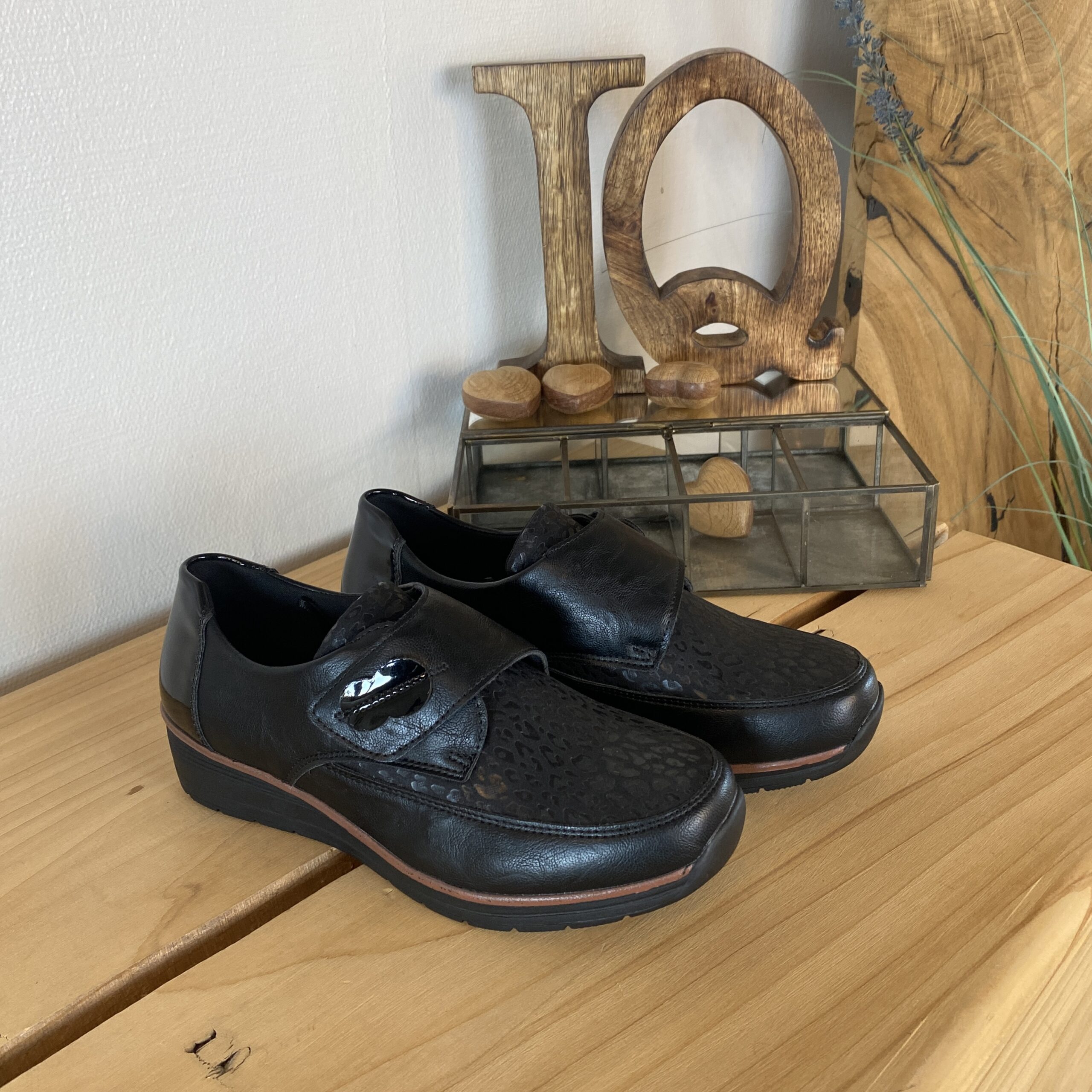 Elegant damsko med vackra detaljer och kardborrestängning