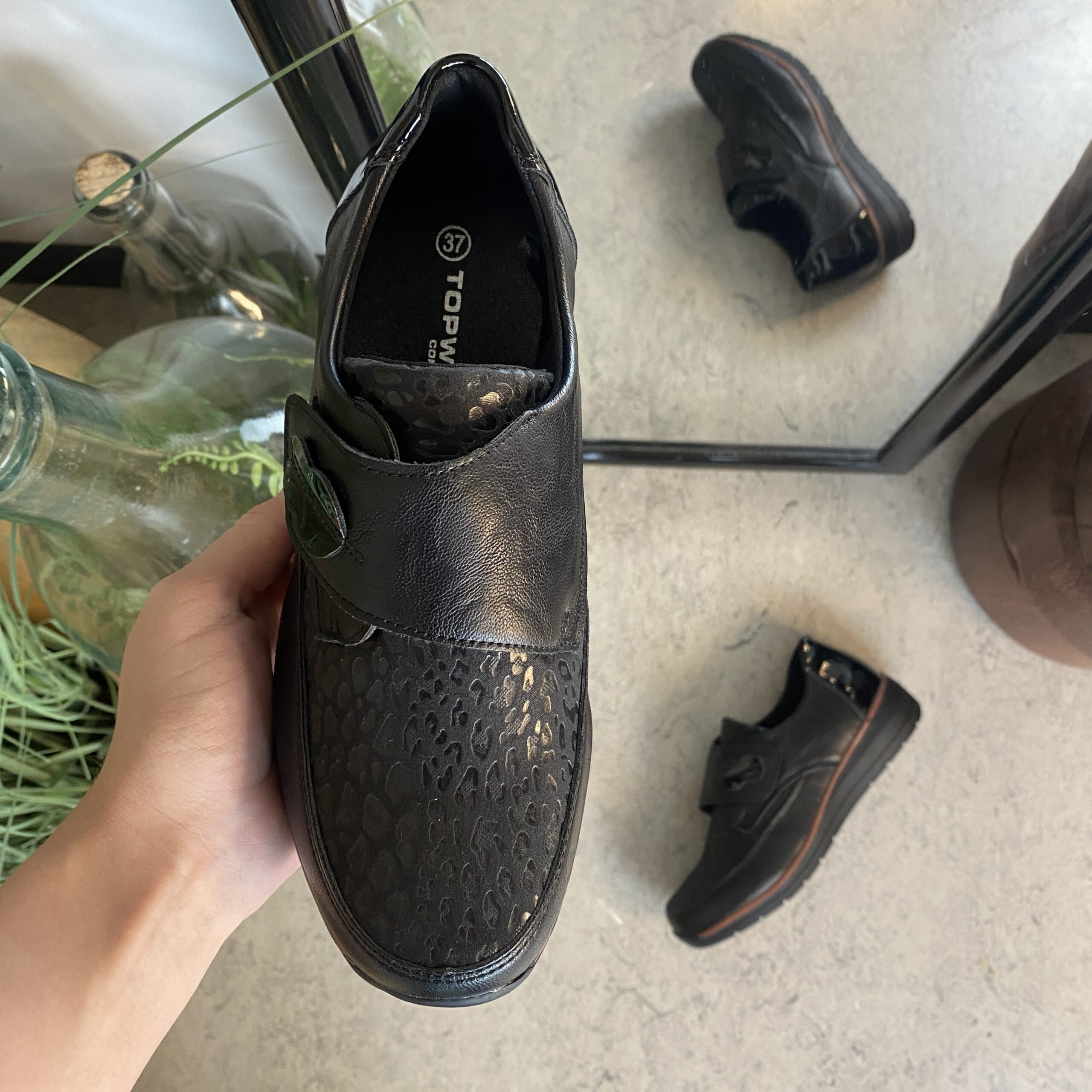 Elegant damsko med vackra detaljer och kardborrestängning