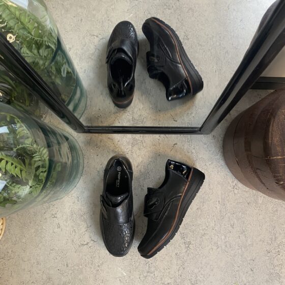 Elegant damsko med vackra detaljer och kardborrestängning
