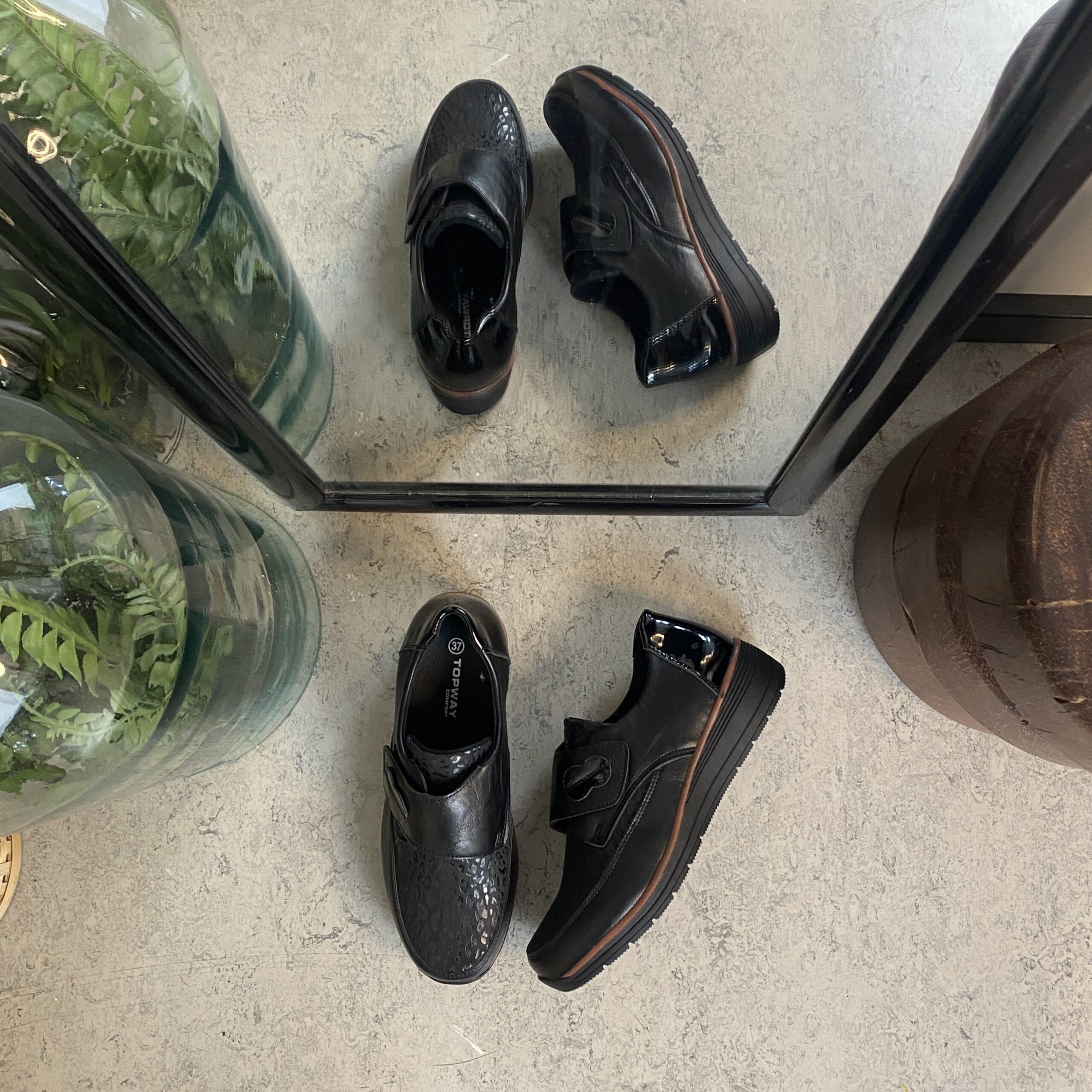 Elegant damsko med vackra detaljer och kardborrestängning