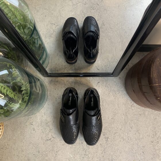 Elegant damsko med vackra detaljer och kardborrestängning