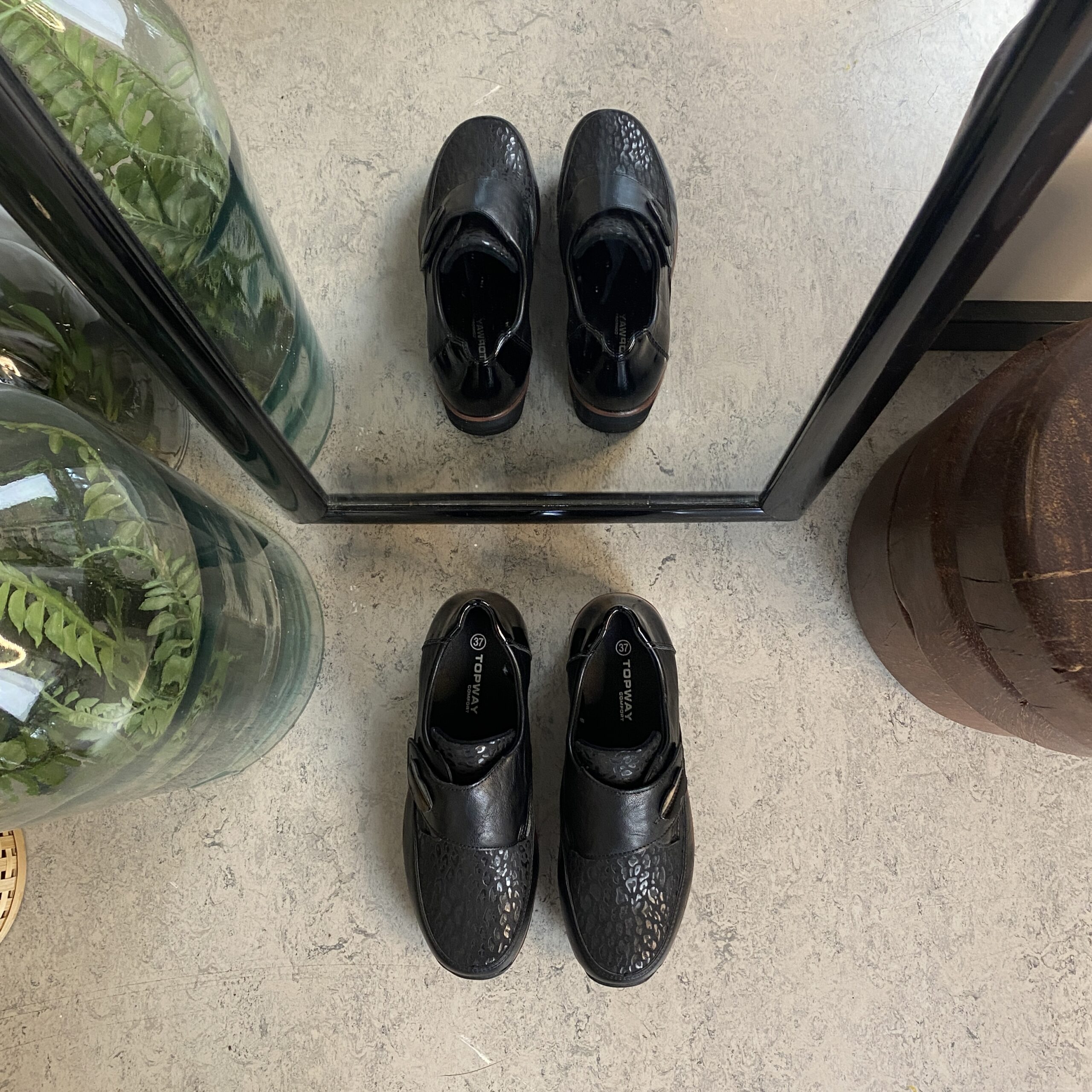 Elegant damsko med vackra detaljer och kardborrestängning