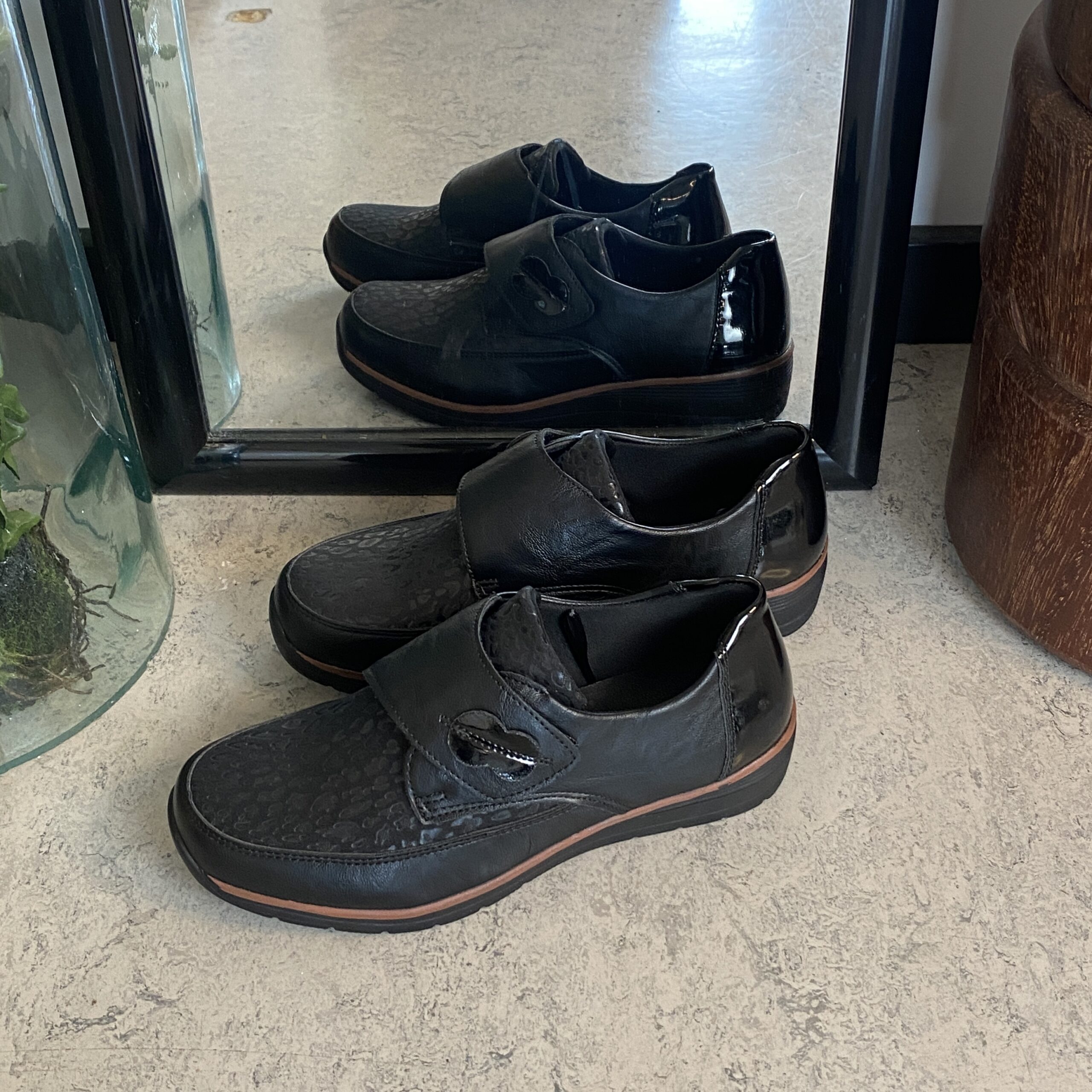 Elegant damsko med vackra detaljer och kardborrestängning