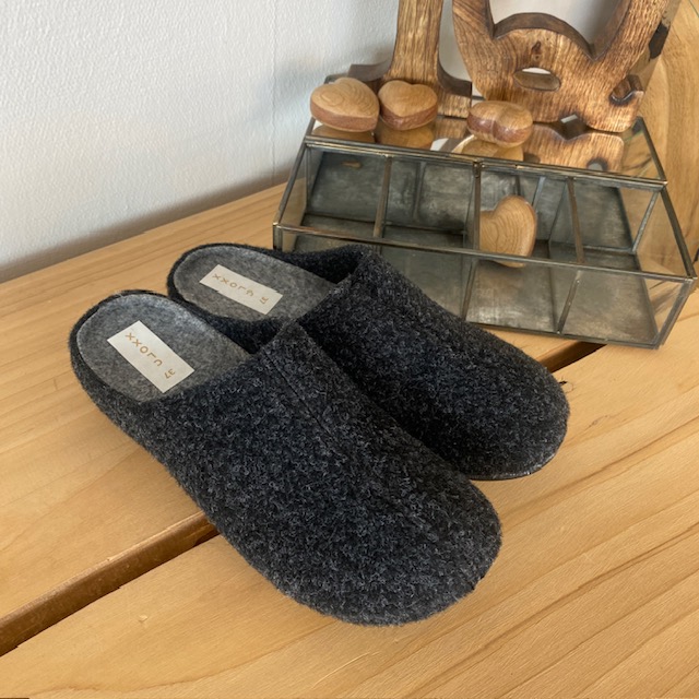Mörkgrå filttofflor - som ger dig komfort och värme