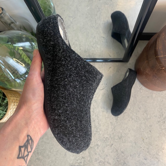 Mörkgrå filttofflor - som ger dig komfort och värme