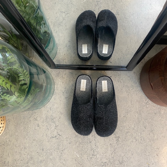 Mörkgrå filttofflor - som ger dig komfort och värme