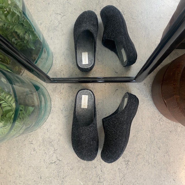 Mörkgrå filttofflor - som ger dig komfort och värme