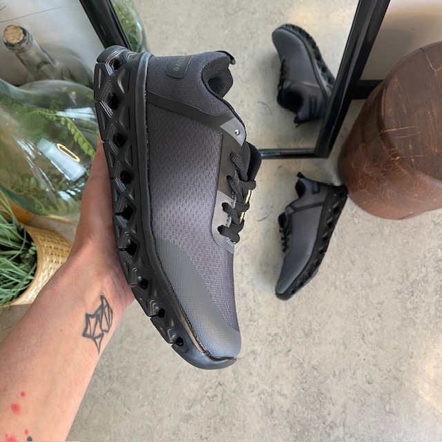 Lätt damsko i svartgrå med EVA-sula och snörning – andningsbar PU/mesh