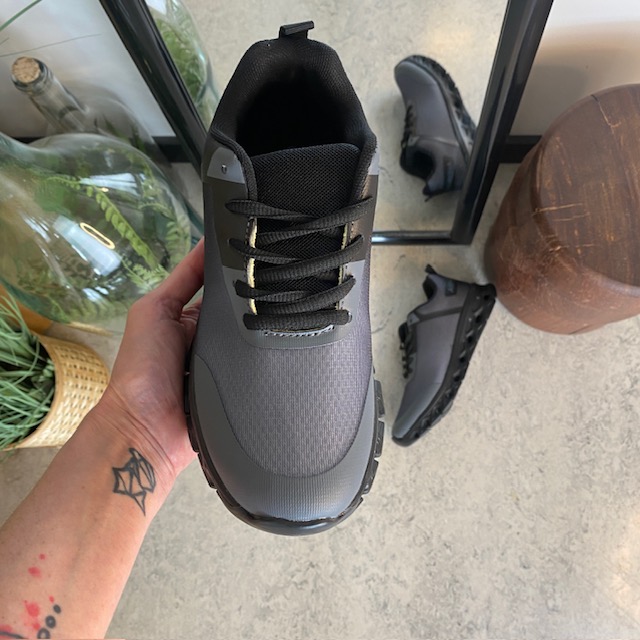 Lätt damsko i svartgrå med EVA-sula och snörning – andningsbar PU/mesh