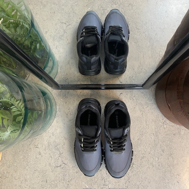 Lätt damsko i svartgrå med EVA-sula och snörning – andningsbar PU/mesh