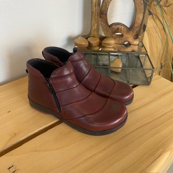 Kort stövel i bordeauxläder från Green Comfort