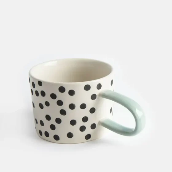 Caroline Gardner Mono Ditsy Spot mugg – handmålat stengods med prickigt design