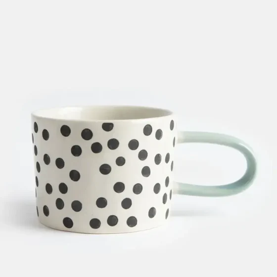Caroline Gardner Mono Ditsy Spot mugg – handmålat stengods med prickigt design