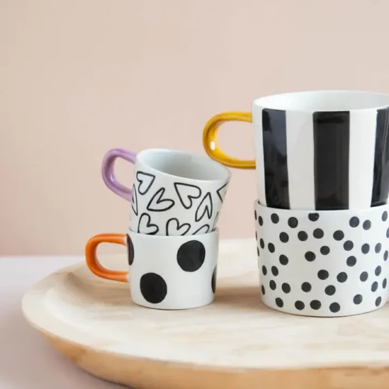 Caroline Gardner Mono Ditsy Spot mugg – handmålat stengods med prickigt design