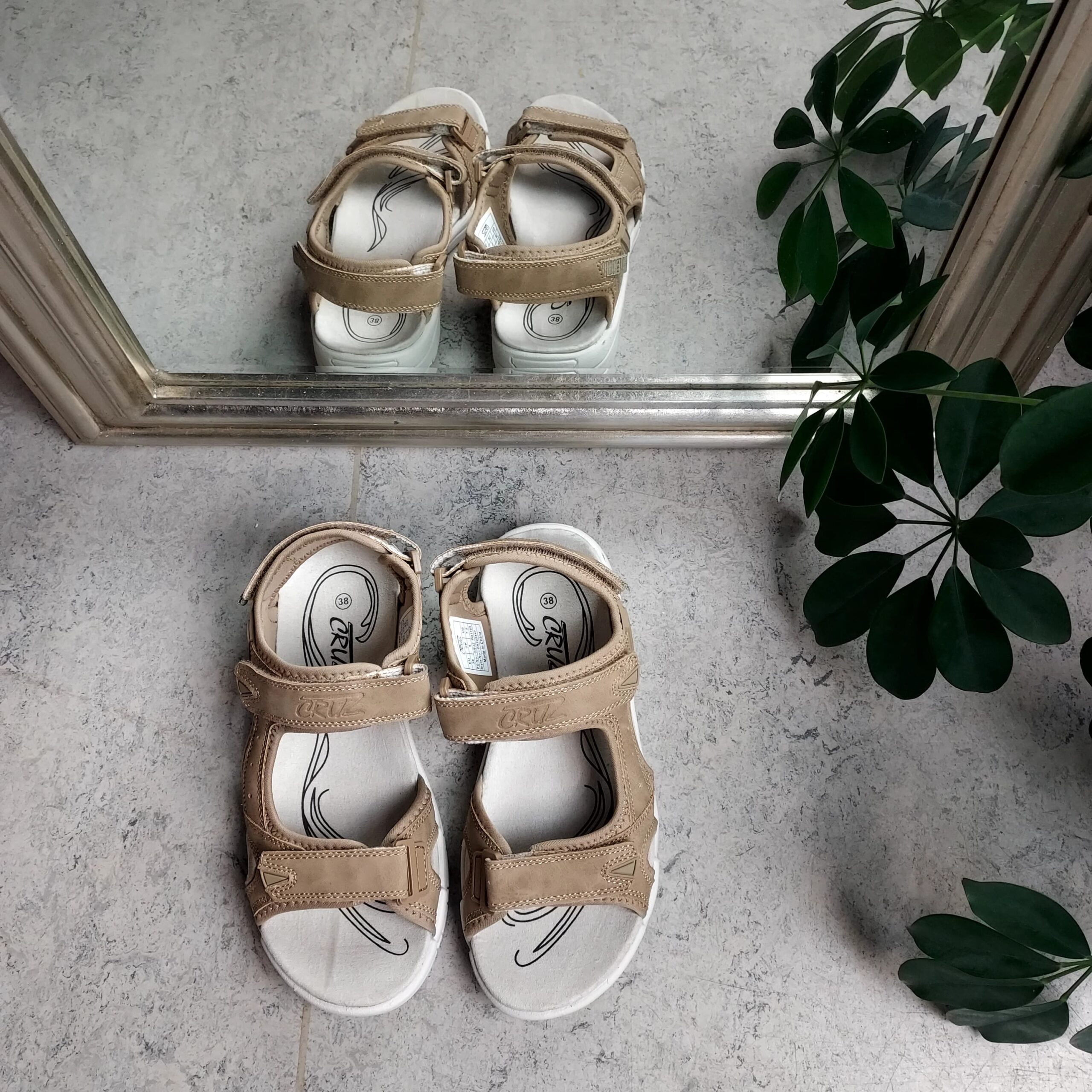 Sandfärgad sandal med justerbara remmar