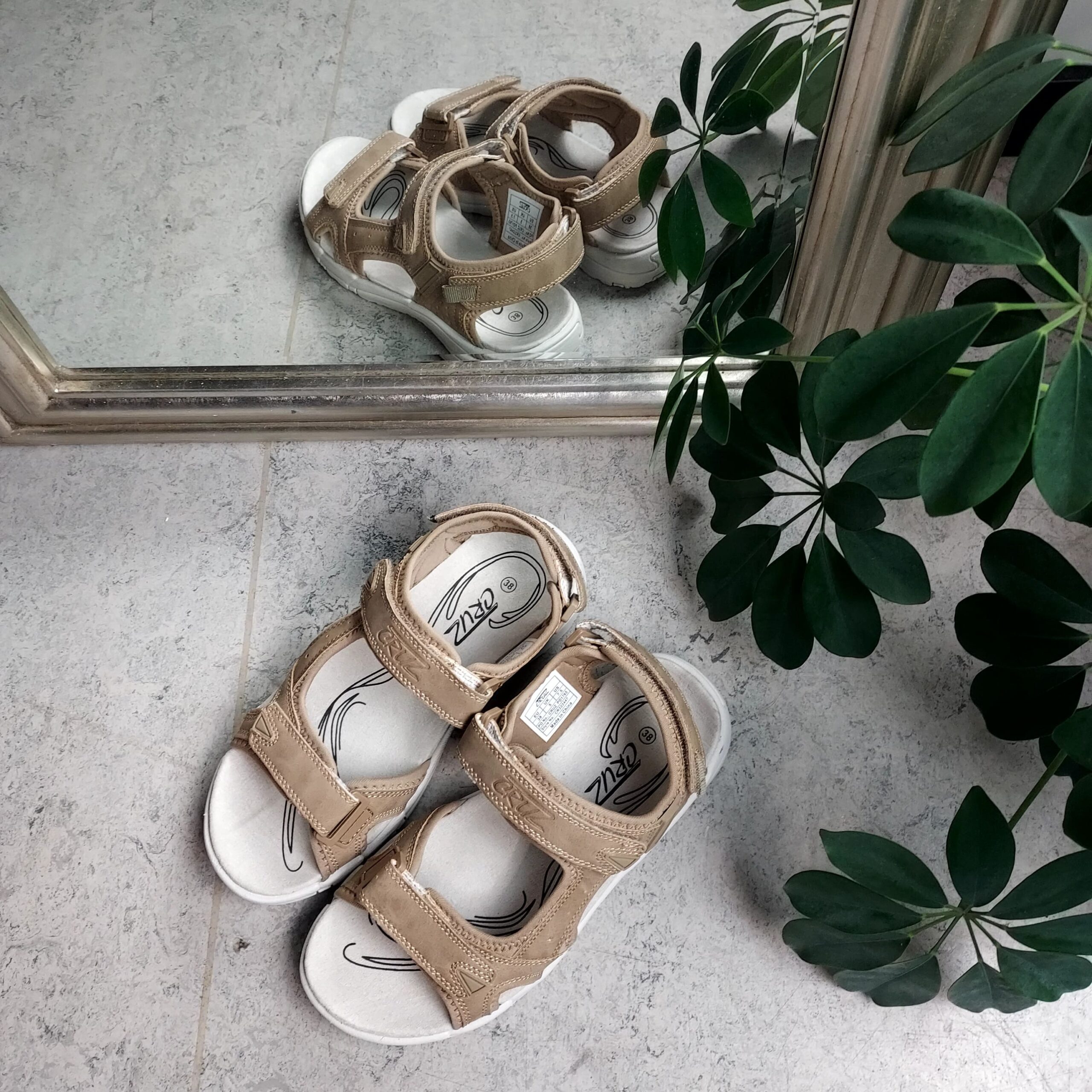 Sandfärgad sandal med justerbara remmar