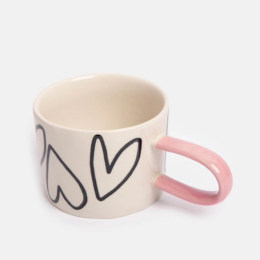 Mugg med handritade hjärtan och rosa handtag – romantisk och modern design