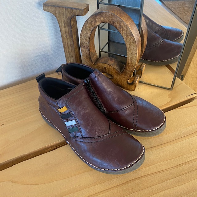 Kort vinröd stövel från Rieker med fina detaljer