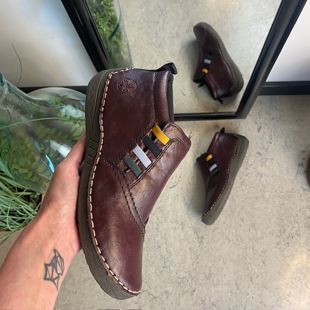 Kort vinröd stövel från Rieker med fina detaljer