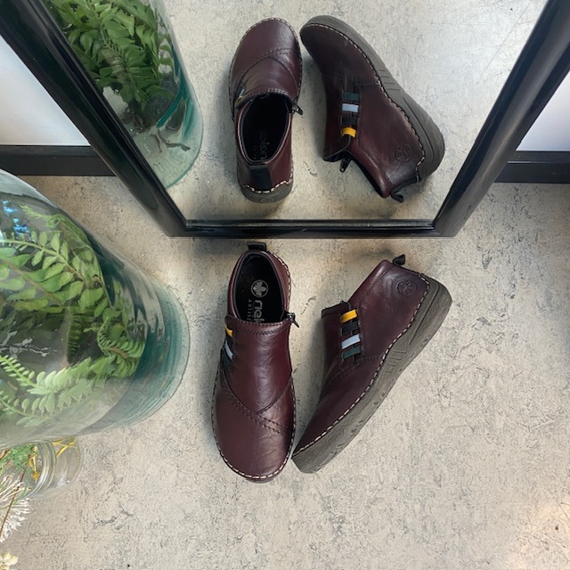 Kort vinröd stövel från Rieker med fina detaljer