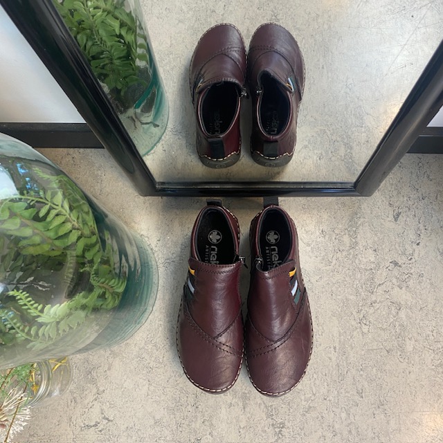 Kort vinröd stövel från Rieker med fina detaljer