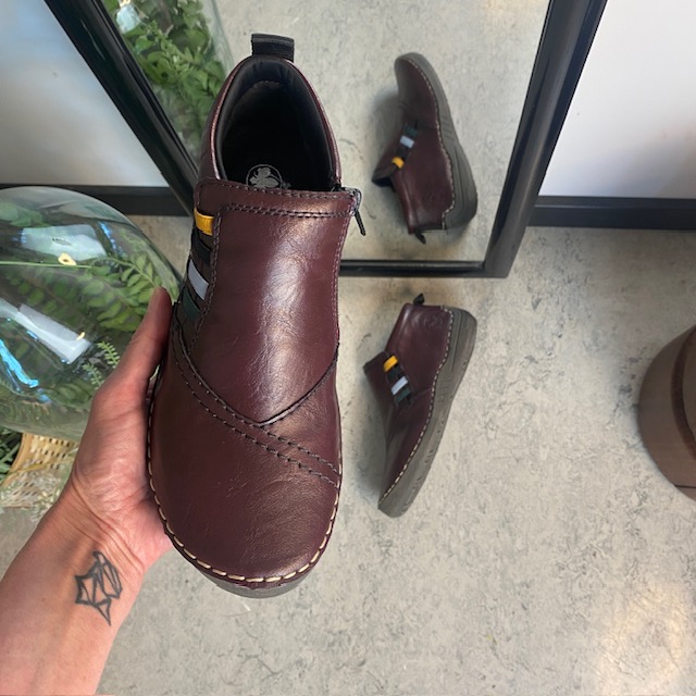 Kort vinröd stövel från Rieker med fina detaljer