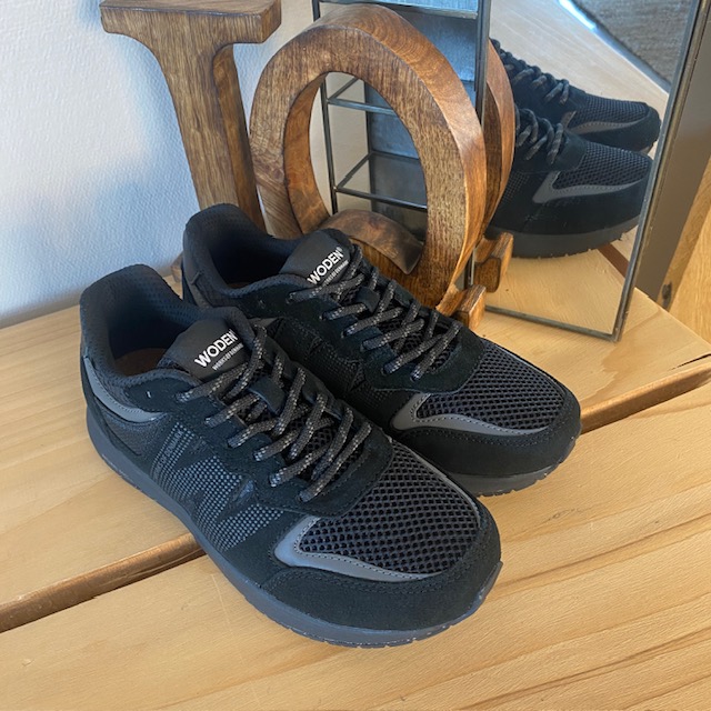 Svart lättviktsko i andningsbart material från Woden.