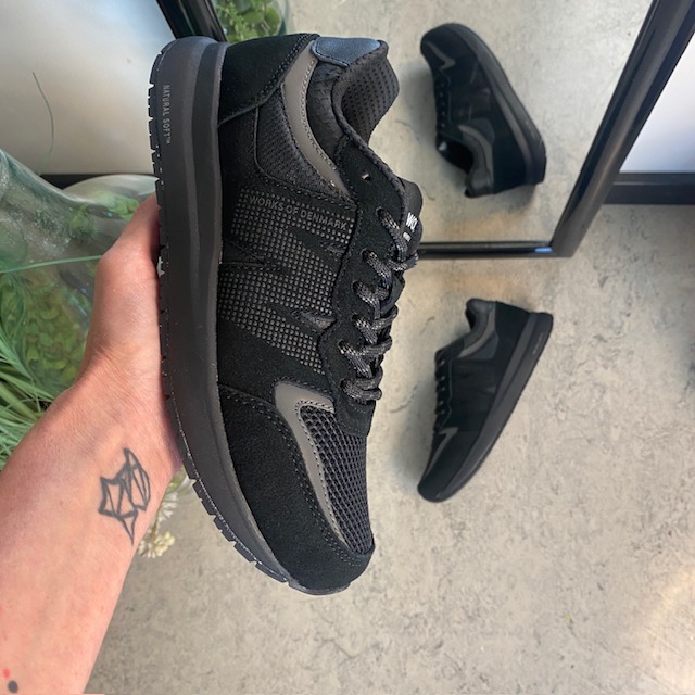 Svart lättviktsko i andningsbart material från Woden.