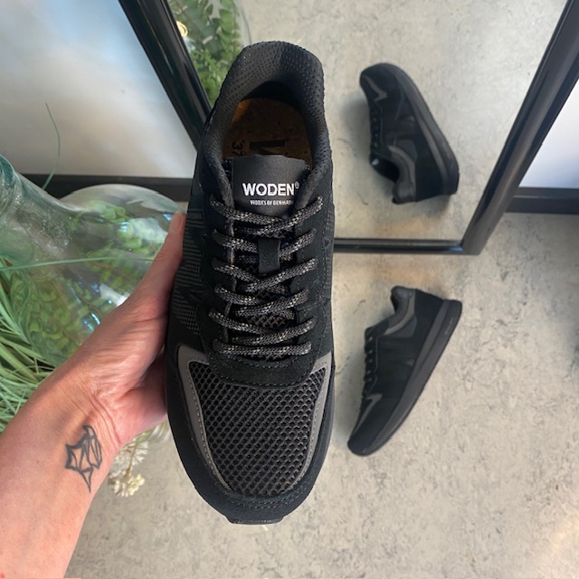 Svart lättviktsko i andningsbart material från Woden.