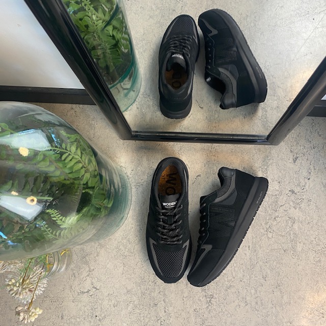 Svart lättviktsko i andningsbart material från Woden.