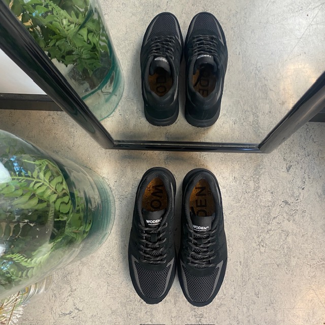 Svart lättviktsko i andningsbart material från Woden.