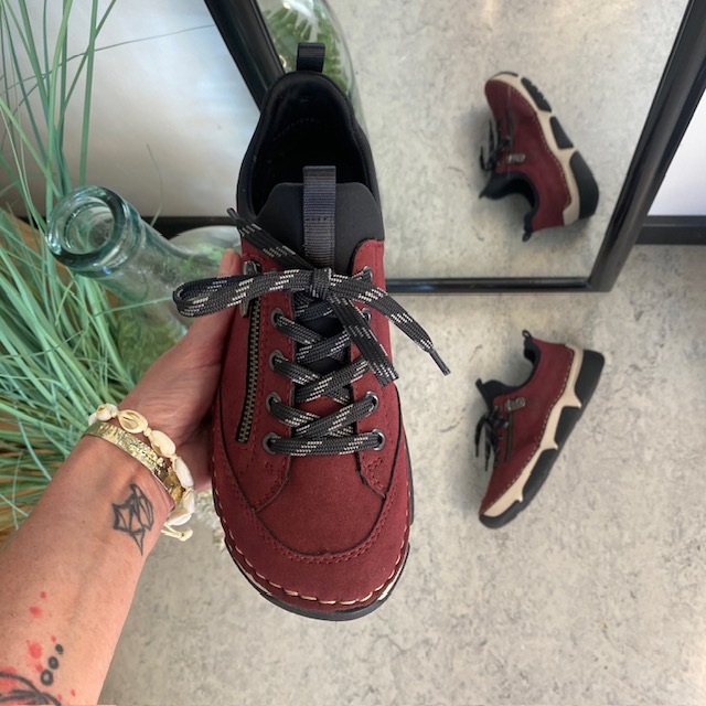 Bordeaux sneakers från Rieker med bra stötdämpning