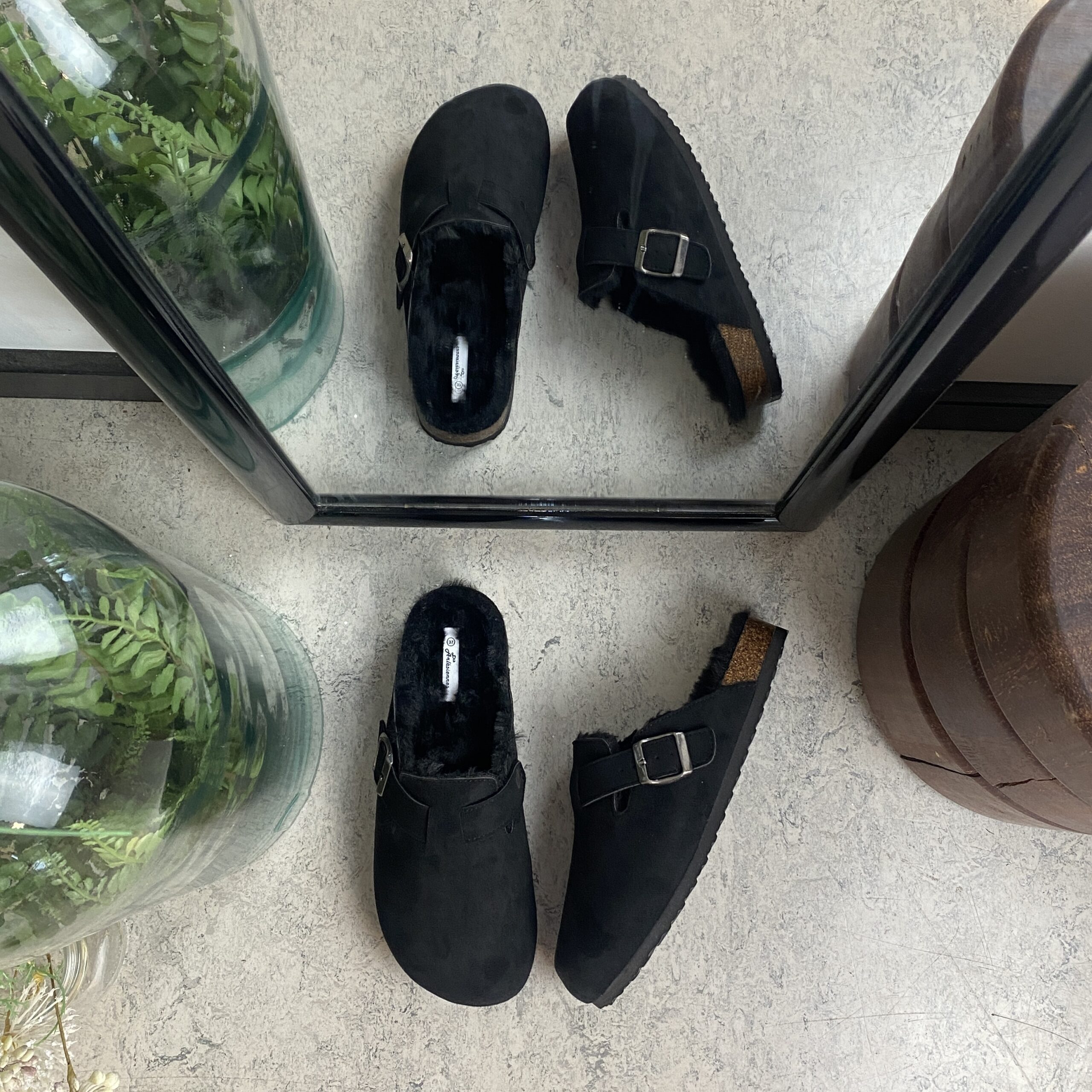 Svarta Slip on tofflor